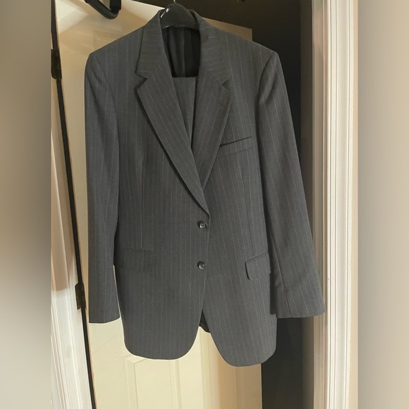 Men’s Suit - Picture 1 of 3